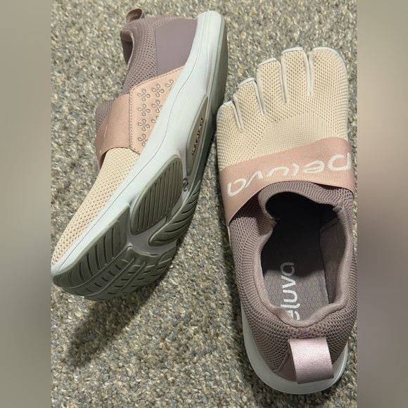 Peluva FiveFingers Minimalist Footwear
Women's Carrie ST - Picture 14 of 16